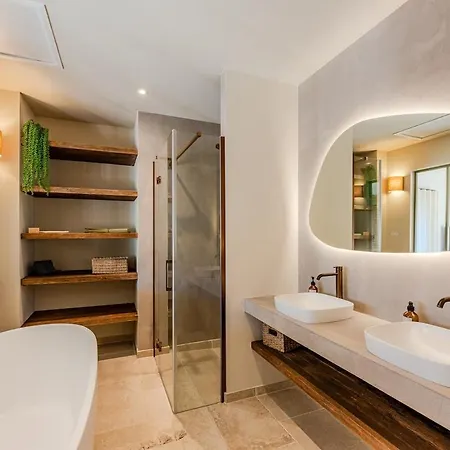 New Luxury Villa, Outbuilding