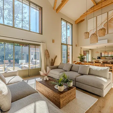New Luxury Villa, Outbuilding