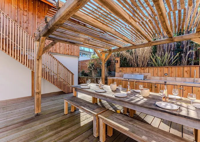 New Luxury Villa, Outbuilding